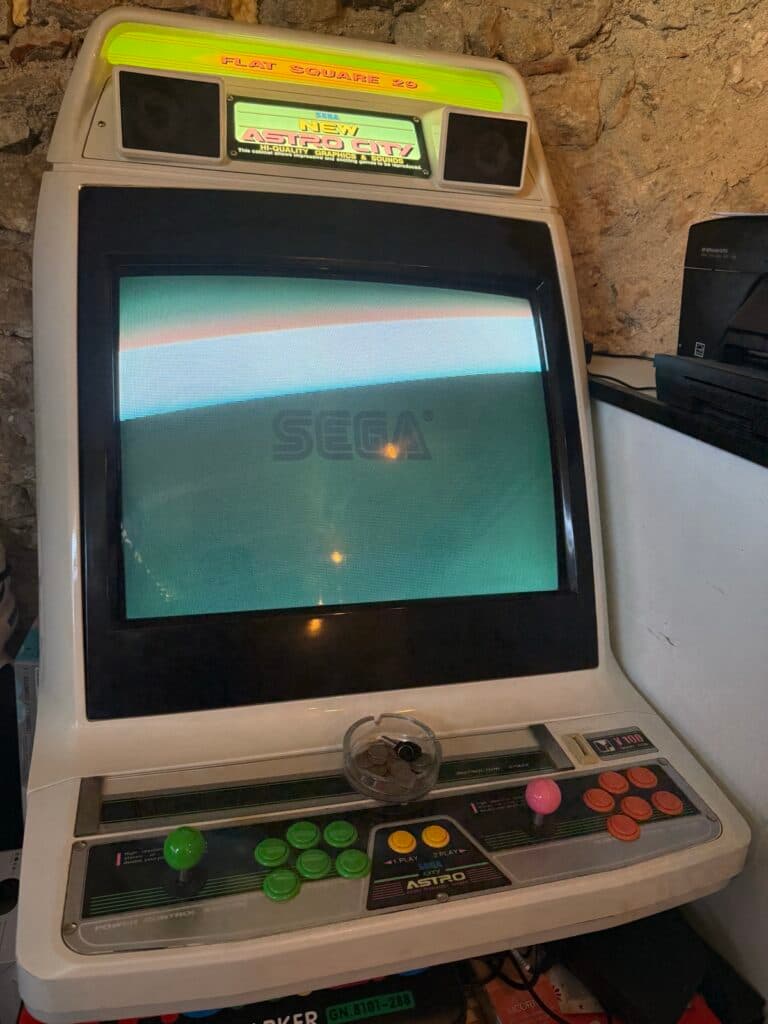 Notre borne Sega New Astro City allumée : marquee Flat Square 29, écran d'origine et panel deux joueurs